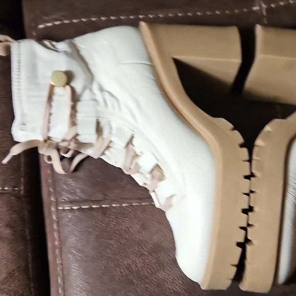 Dolce Vita Celida Women’s Chunky Lug Heel Ankle Combat Boots - Cream/Tan 10 - Picture 4 of 15